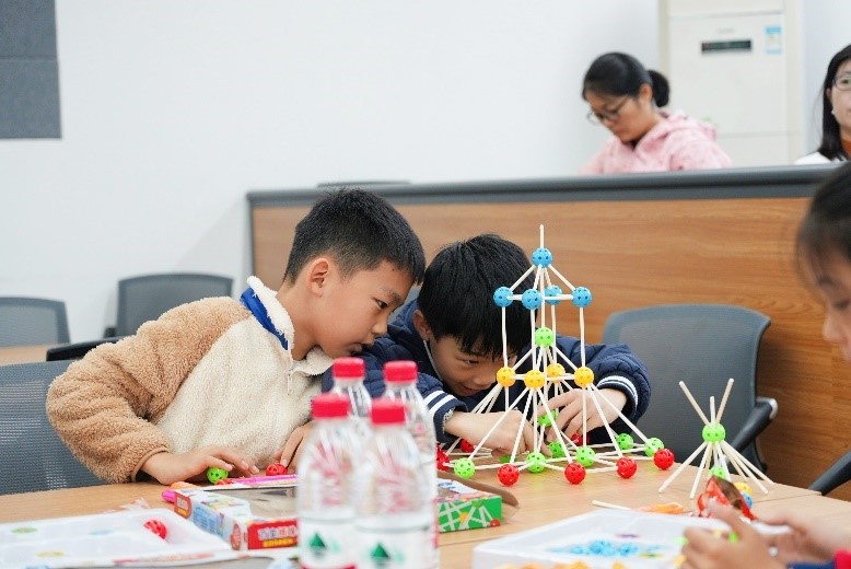 小孩们在桌子边中度可信度描述已自动生成