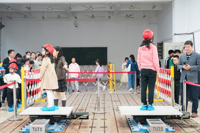 图片包含 人, 建筑, 小孩, 站描述已自动生成