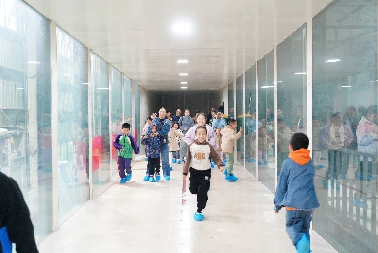 小孩们站在一起低可信度描述已自动生成